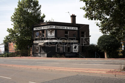Abandoned pub - shoot.is